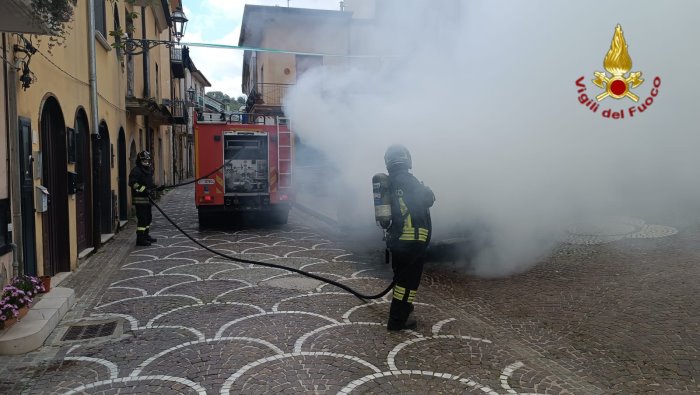 auto in fiamme ad aiello del sabato i vigili del fuoco evitano il peggio