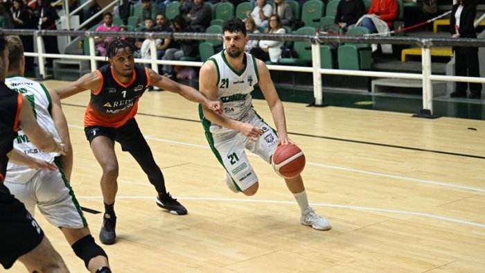 scandone avellino 80 75 su reggio calabria ecco l avversaria nei playoff
