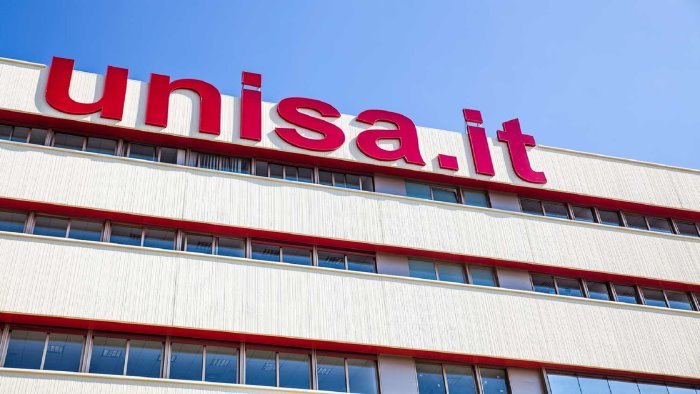 candidata di destra alle elezioni universitarie a testa in giu e polemica