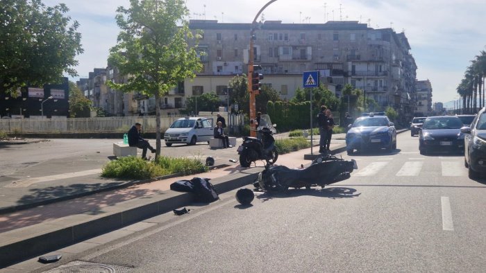 incidente altezza parcheggio brin cade motociclista