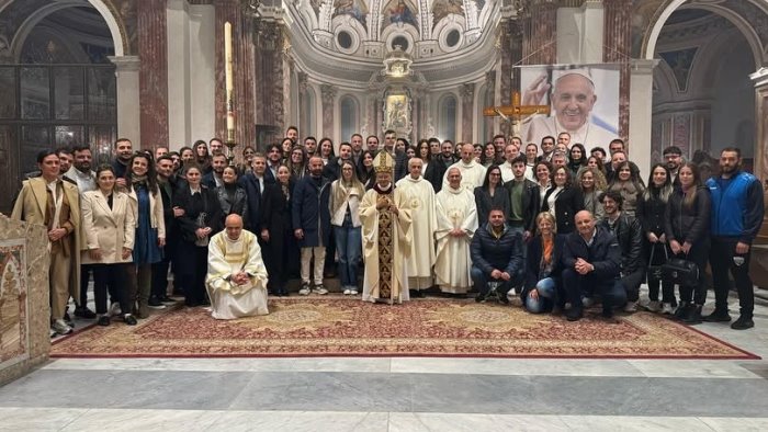 avellino il vescovo benedice i promessi sposi e festa dell amore nel duomo