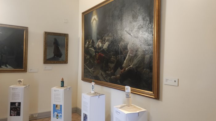 archeoplastica reperti spiaggiati da 50 anni a colloquio con opere d arte