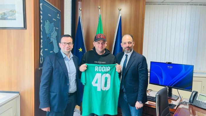 camionista eroe regala maglia e pallone dell avellino ai bambini