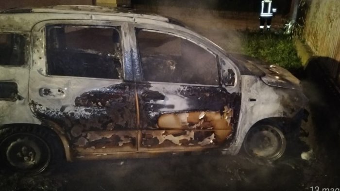 monteforte auto rubata nel baianese ritrovata carbonizzata dalla polizia