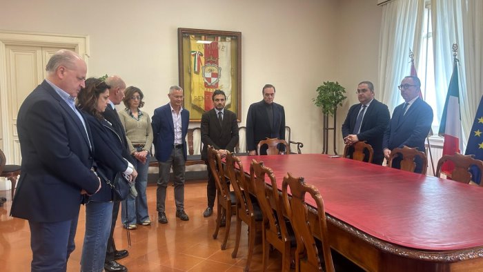 benevento in comune un minuto di silenzio per ricordare papa francesco