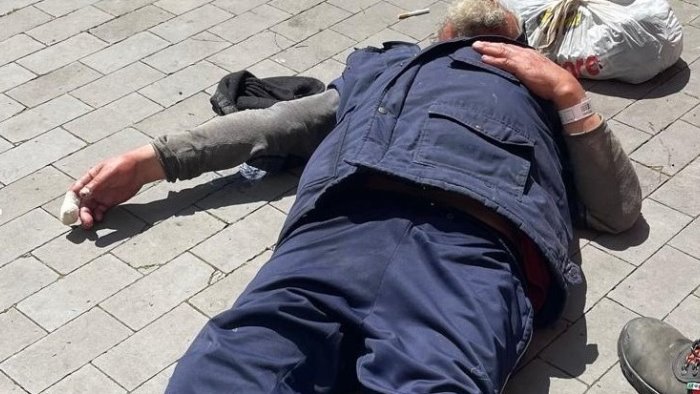 viale mellusi uomo riverso sul marciapiede con una busta a fianco