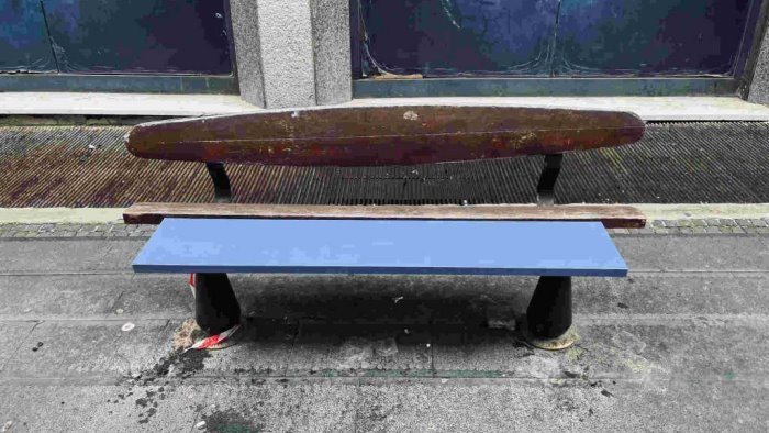 vomero via alvino le panchine pezzottate e il lampione acefalo