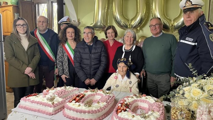 saggezza forza lavoro nei campi e famiglia i 100 anni di nonna vincenzina