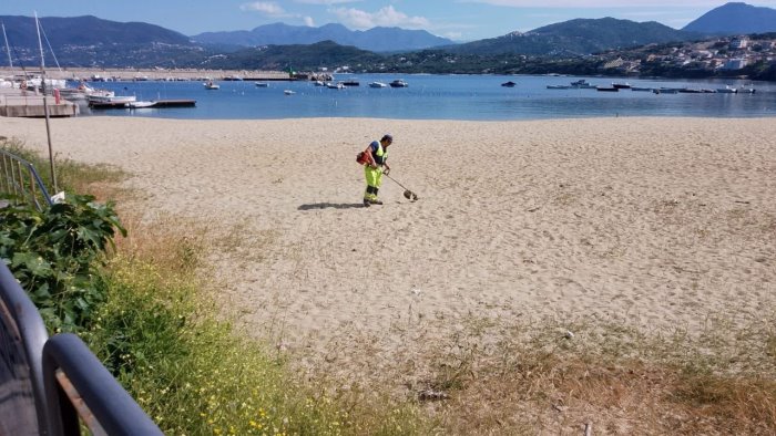 intervento straordinario di pulizia delle spiagge a palinuro