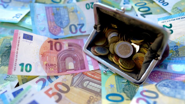 pensioni alle poste i pagamenti slittano al due maggio