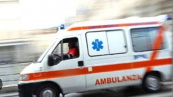 precipita nella tromba delle scale 30enne salvo per miracolo