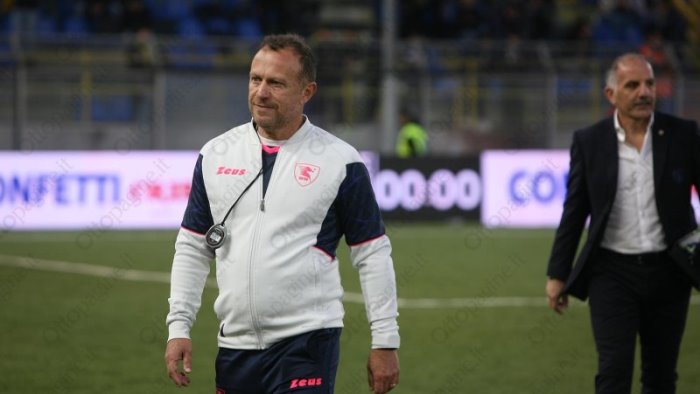 salernitana tremano breda e valentini squadra contestata al rientro in citta