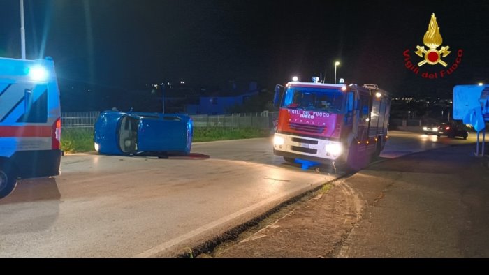 incidente nella notte auto si ribalta tragedia sfiorata in via serroni