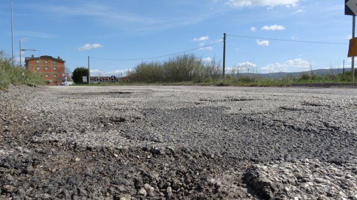 dissestata e ad alto rischio tutta la strada che costeggia l ex fiat a flumeri