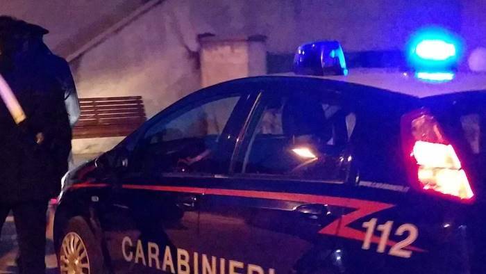 tenta di strangolare la moglie arrestato 30enne