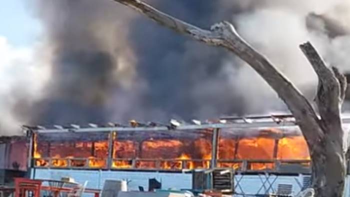 in fiamme il lido verde di castel volturno