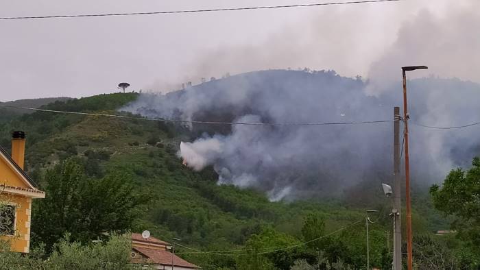 vasto incendio a montoro in azione due canadair