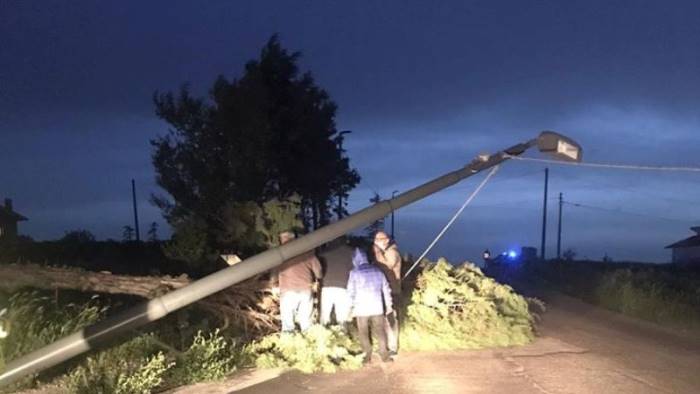 vento forte cadono albero e palo ed e black out elettrico