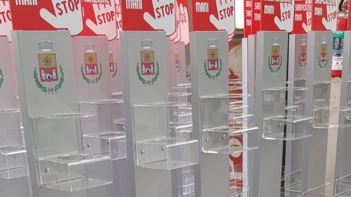 il comune regala colonnine igienizzanti ai commercianti