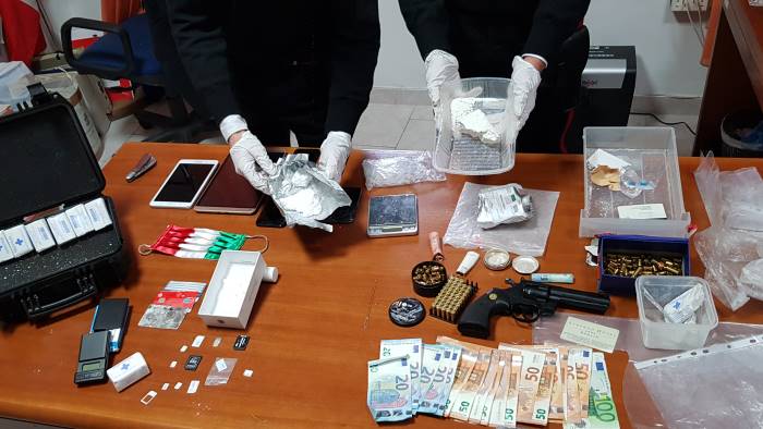 sanza spara un colpo a salve durante una lite arrestato