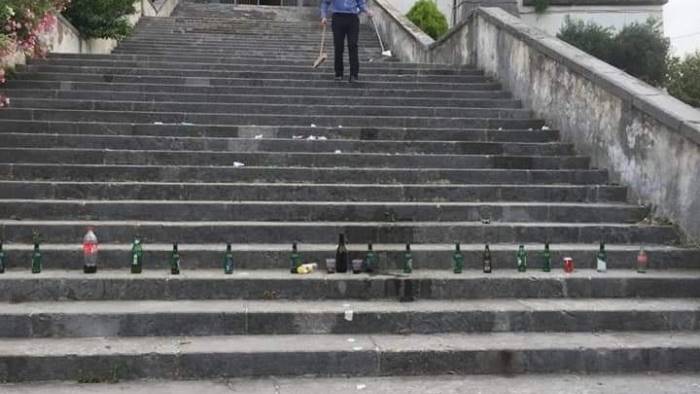 bottiglie in fila sulle scalinate di sant antonio indecente