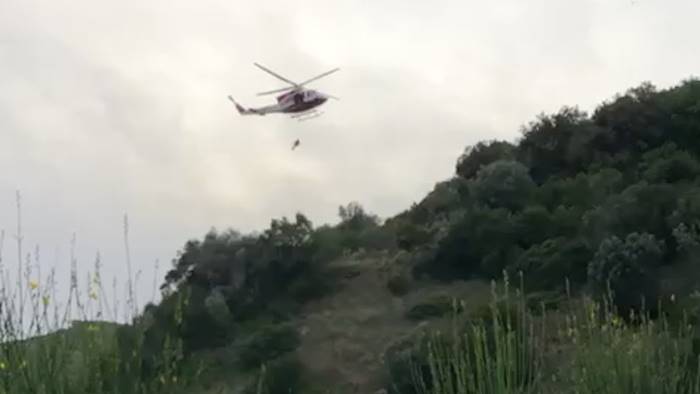 video precipita in un dirupo salvato dai vigili del fuoco