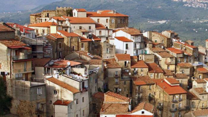 inciampa nel cortile di casa batte la testa e muore