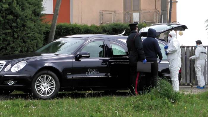 anziano morto da giorni la badante lo veglia e poi si uccide