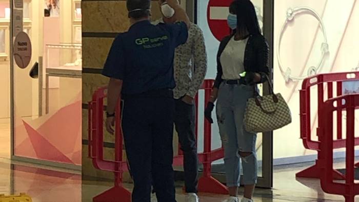 termoscanner e protezioni prime file al centro commerciale