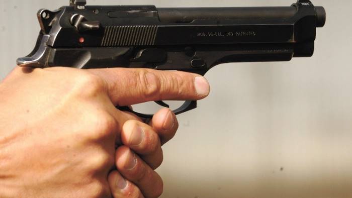 colpo di pistola alla spalla ferito 26enne