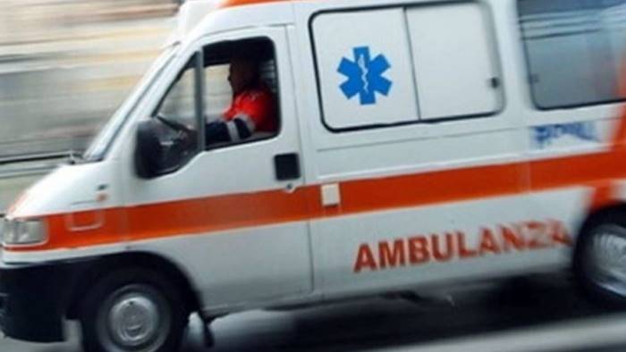 mercato san severino scontro tra auto e ambulanza