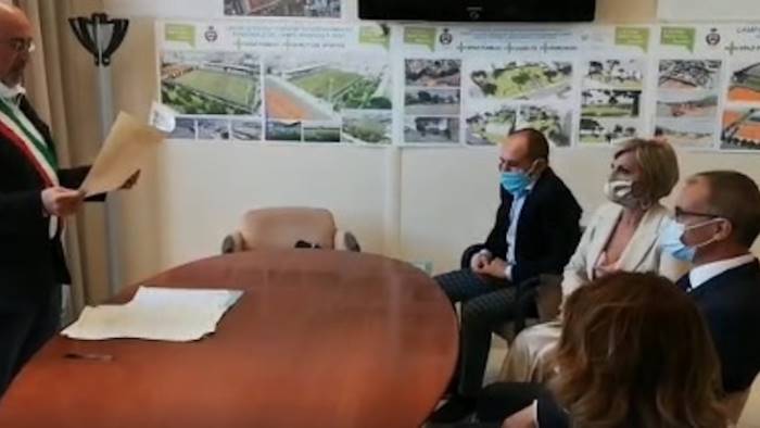 angri battono il covid e si sposano in mascherina