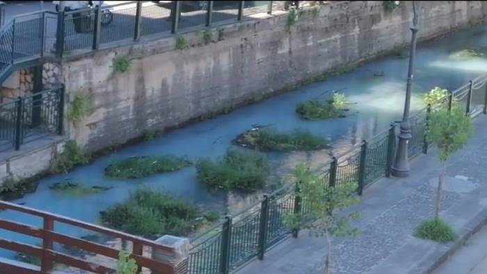 sarno l acqua del rio palazzo si tinge di celeste