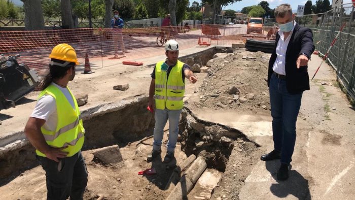 paestum regala tesori emergono resti della porta aurea