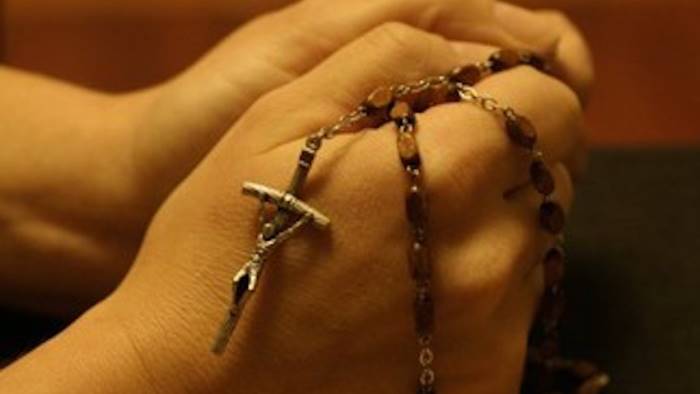 parroco e fedeli fanno rosario in piazza arrivano carabinieri