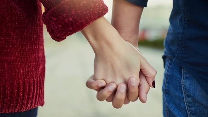 fidanzatini appartati in auto multati non avete mascherina