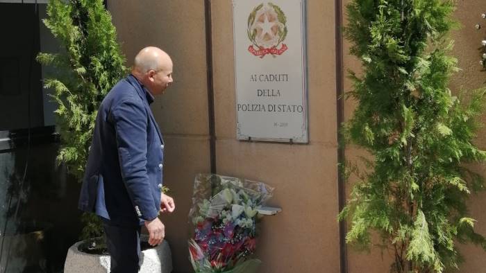 agente ucciso il sap deposita fiori in questura in suo onore