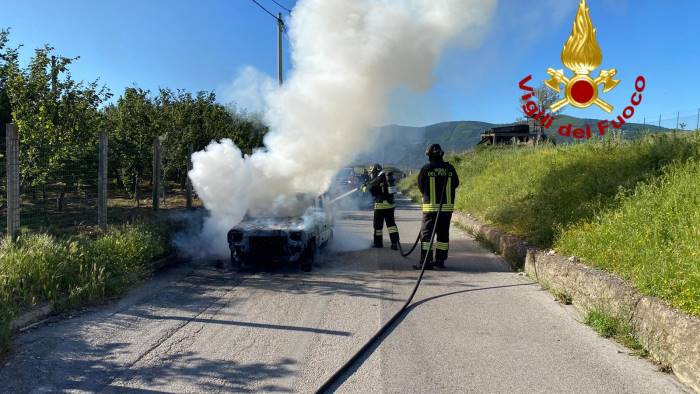 auto in fiamme ad avella in azione i vigili del fuoco
