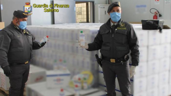 la finanza sequestra 10mila confezioni di gel igienizzante