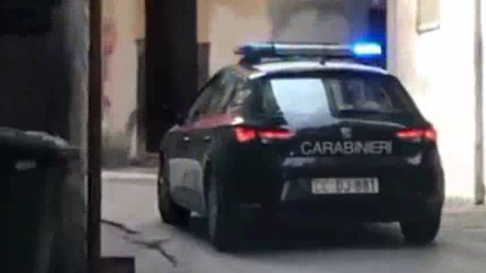 tentano una rapina il titolare reagisce e loro sparano