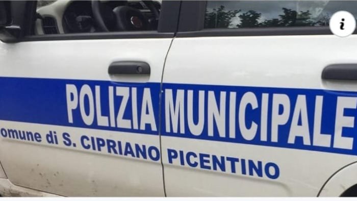 san cipriano picentino aggredisce due agenti denunciato