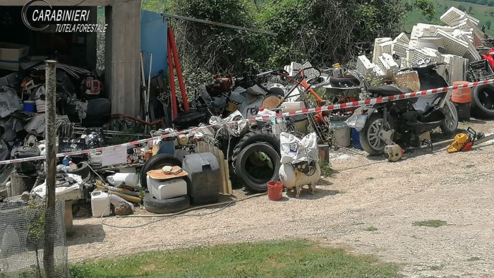 discarica abusiva in un fondo privato denunciato un 50enne