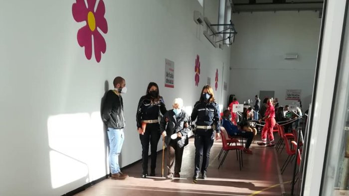 agropoli 90enne ancora senza vaccino la polizia l accompagna