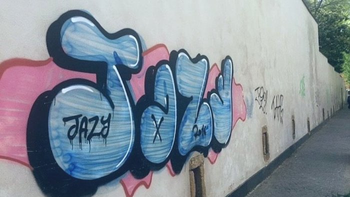 al vomero imbrattato il muro di cinta di villa floridiana