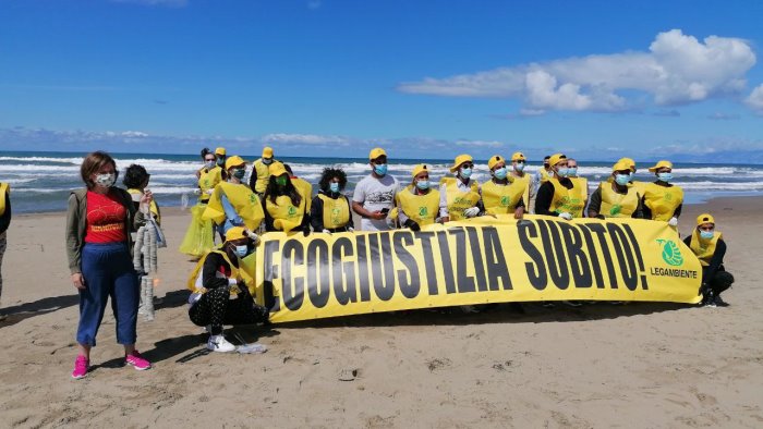 basta plastica sulle spiagge flash mob di legambiente