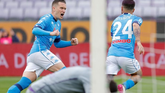 il napoli vince 2 0 a firenze champions piu vicina