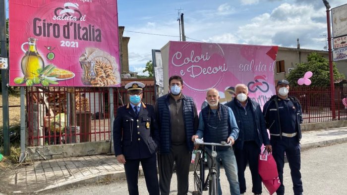 ceramica di san lorenzello ad un corridore del giro d italia