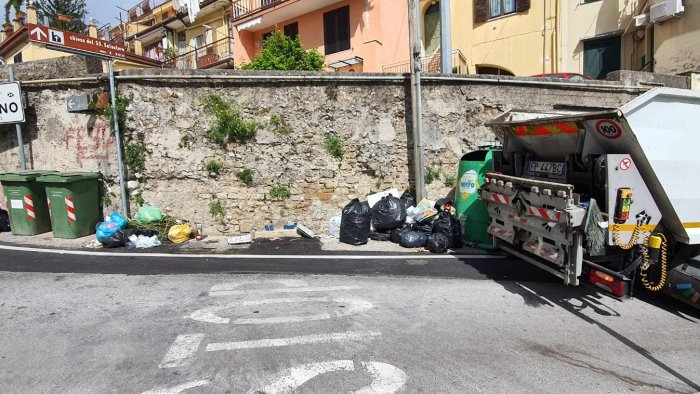 lotta al sacchetto selvaggio a cava 9 sanzioni in 2 giorni