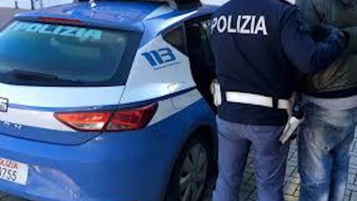 ruba un auto ma nella fuga fa un incidente arrestato