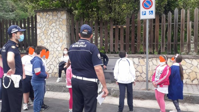 sarno educazione stradale ai bimbi sulla strada con prudenza